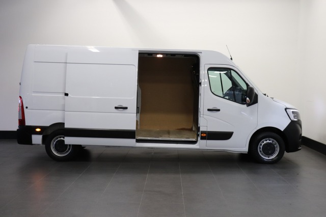 Renault Master 2.3 dCi 135PK L3H2 EURO 6 - Airco - Cruise - PDC - € 19.950,- Excl.