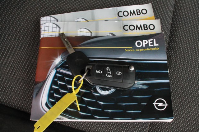 Opel Combo 1.6D 100PK L2 EURO 6 - Airco - Navi - Cruise - € 10.950,- Excl.