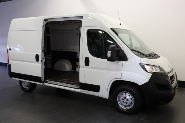 Peugeot Boxer 2.2 BlueHDi 120PK L2H2 2x Schuifdeur - Airco - Navi - Cruise - € 14.950,- Excl.