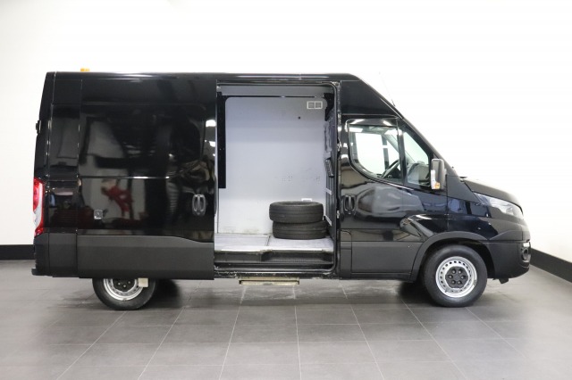 Iveco Daily 35S16V 2.3 156PK L2H2 EURO 6 - Airco - Cruise - Camera - € 17.950,- Excl.