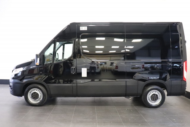 Iveco Daily 35S16V 2.3 L2H2 156PK EURO 6 - 3500KG Trekgewicht! - Airco - Cruise - PDC - € 17.900,- Excl.