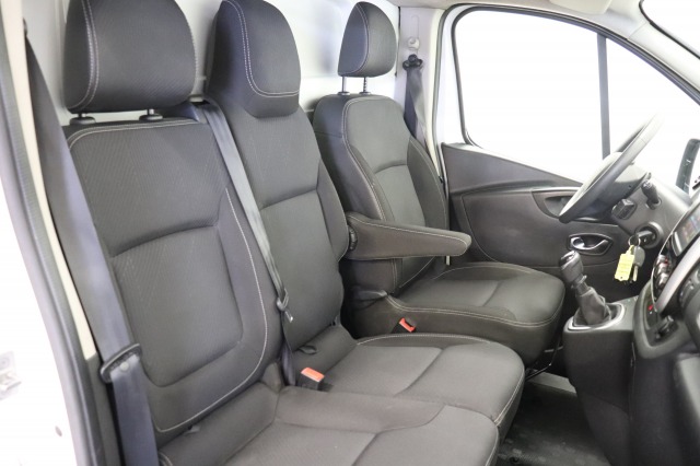 Renault Trafic 2.0 dCi 120PK EURO 6 - Airco - Navi - Cruise - Imperiaal - € 14.900,- Excl.