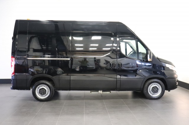 Iveco Daily 35S16V 2.3 156PK L2H2 - EURO 6 - 3500KG Trekgewicht! - Airco - Cruise - Camera - € 15.950,- Excl.